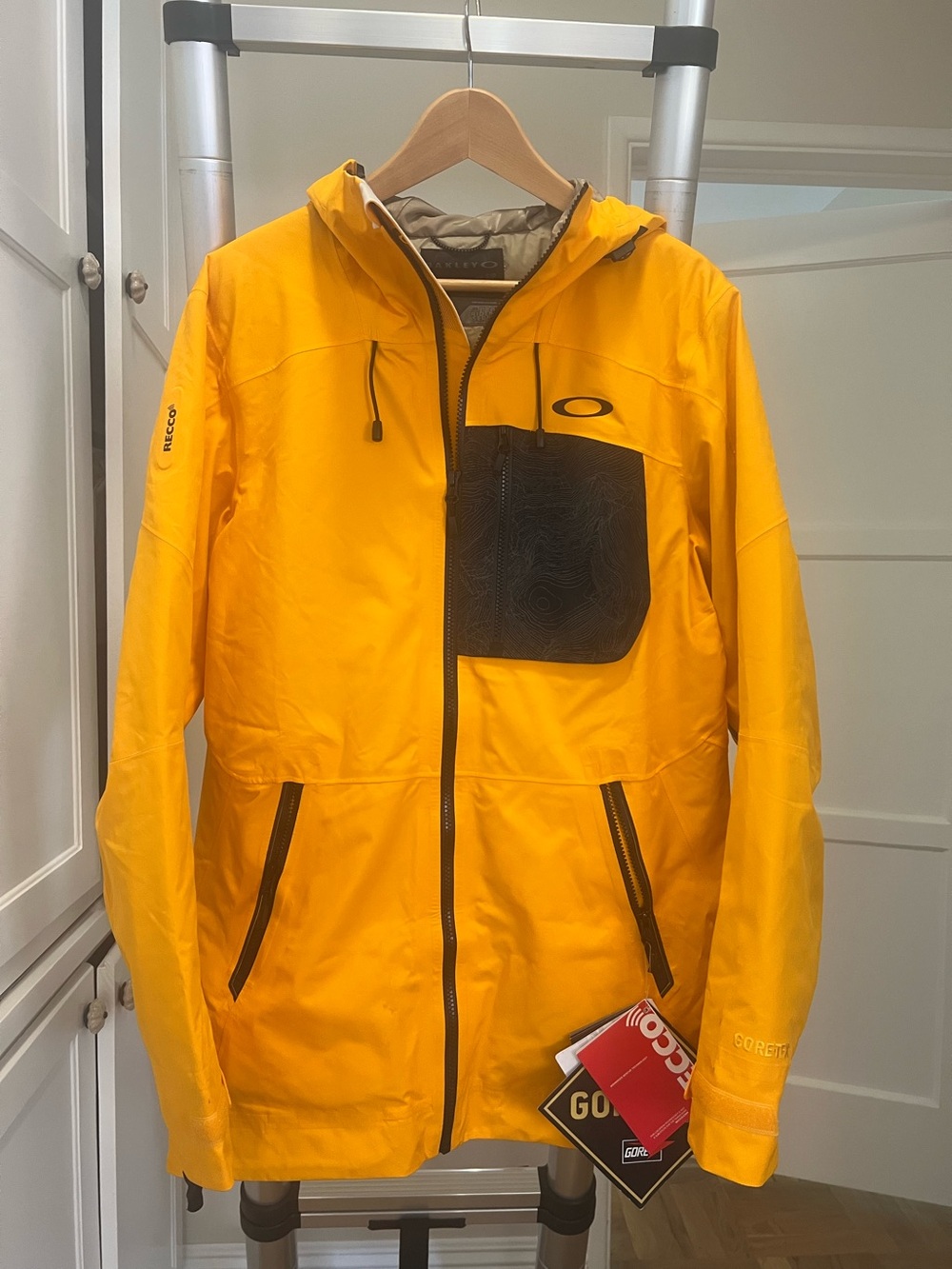 Oakley Men’s Bright Yellow Hooded Ski Jacket with Contrast Chest Pocket